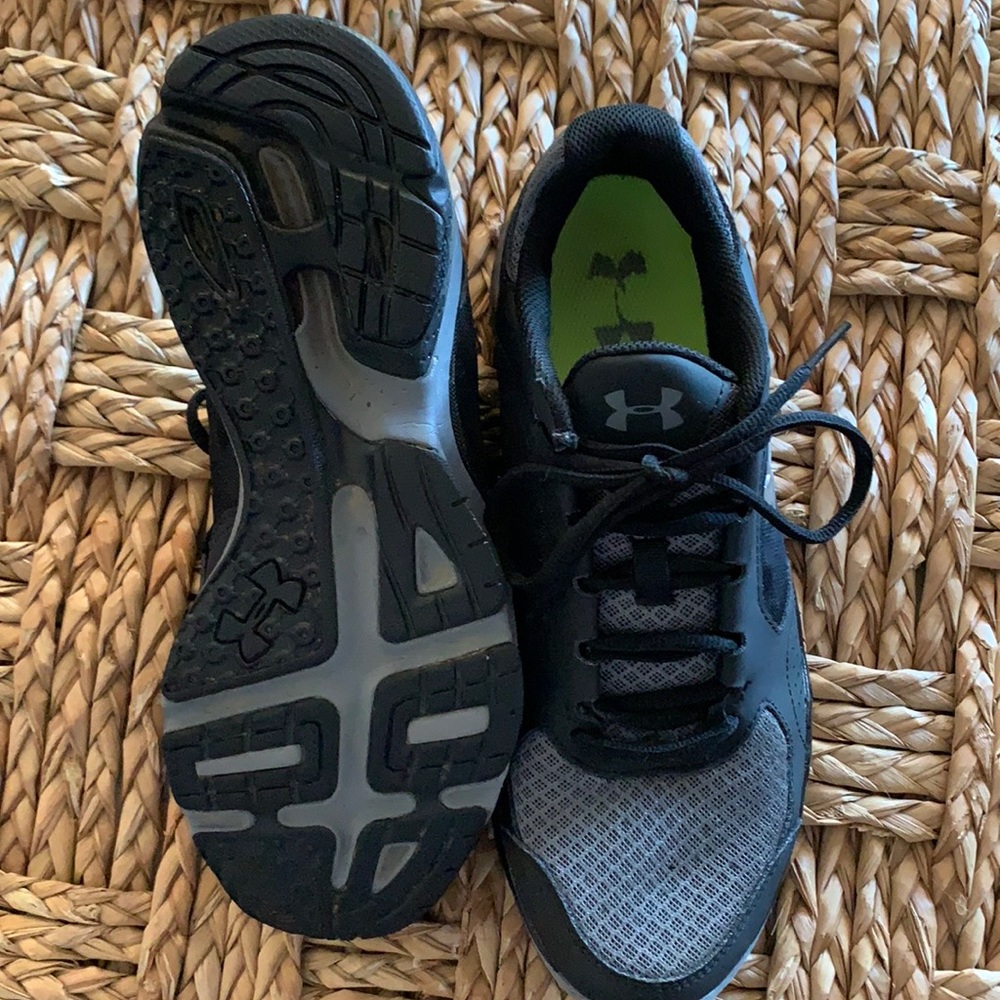 Under Armour men’s lightweight sneakers shoes.